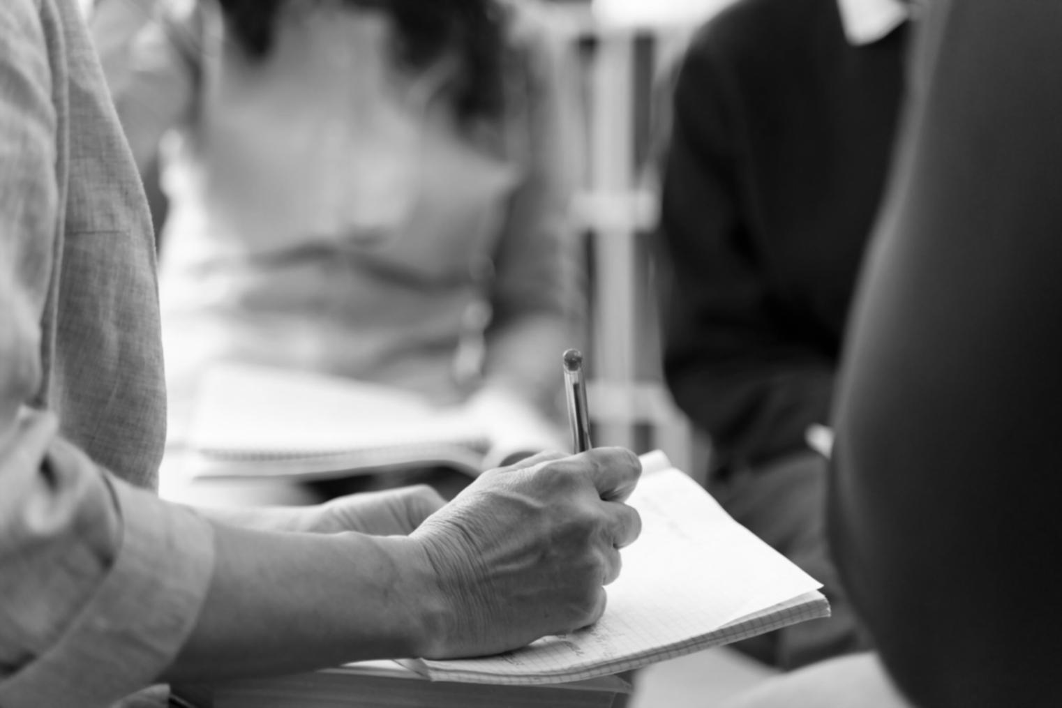 Analyse détaillée des données financières sur écran d'ordinateur avec graphiques et tendances